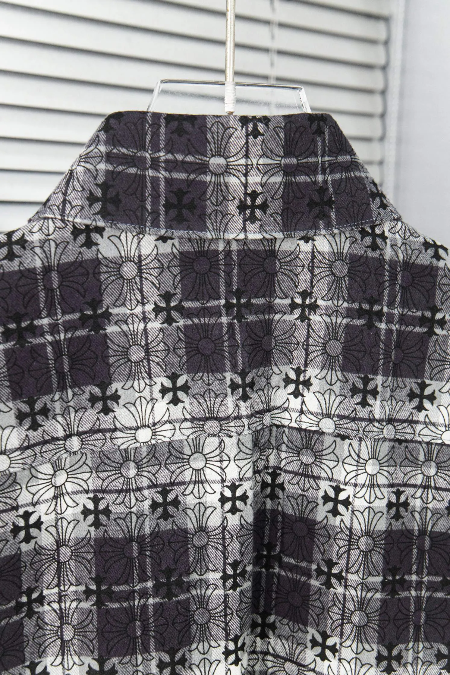 🅿️260 New: Style number: B130 Chrome Hearts classic cashew flower cross all-over printed jacquard long-sleeved casual shirt 1️⃣Customized original jacquard fabric, high-quality pure cotton jacquard plaid fabric, soft and comfortable to the touch, a very high-quality fabric! 2️⃣The details of the workmanship are perfectly controlled. The lining is made of vest hemming, and the cuffs are made of double cross leather labels. It is different from the ordinary version. The collar is also designed with interlining, which shows high-end fashion and personality. The style is fashionable, simple and elegant, and it is a very versatile jacket! 4⃣️Complete accessories, all customized with original versions! Same style for men and women Color: cashew black Size: S, M, L, XL
